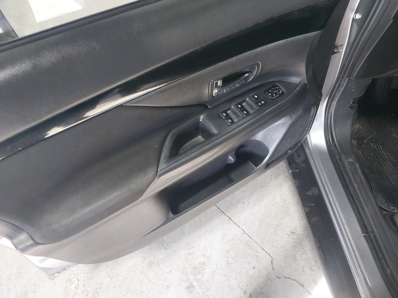 2020 Mitsubishi Outlander ES Photo