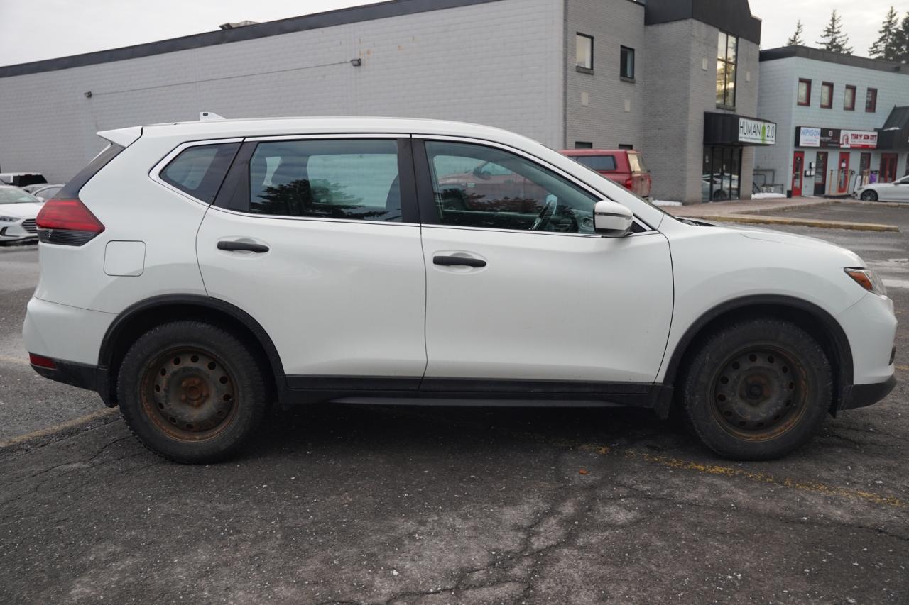 2017 Nissan Rogue SV 2WD Photo3