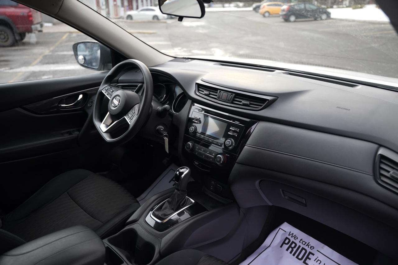 2017 Nissan Rogue SV 2WD Photo