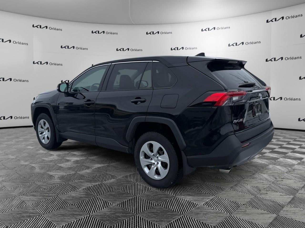 2022 Toyota RAV4 LE AWD Photo2