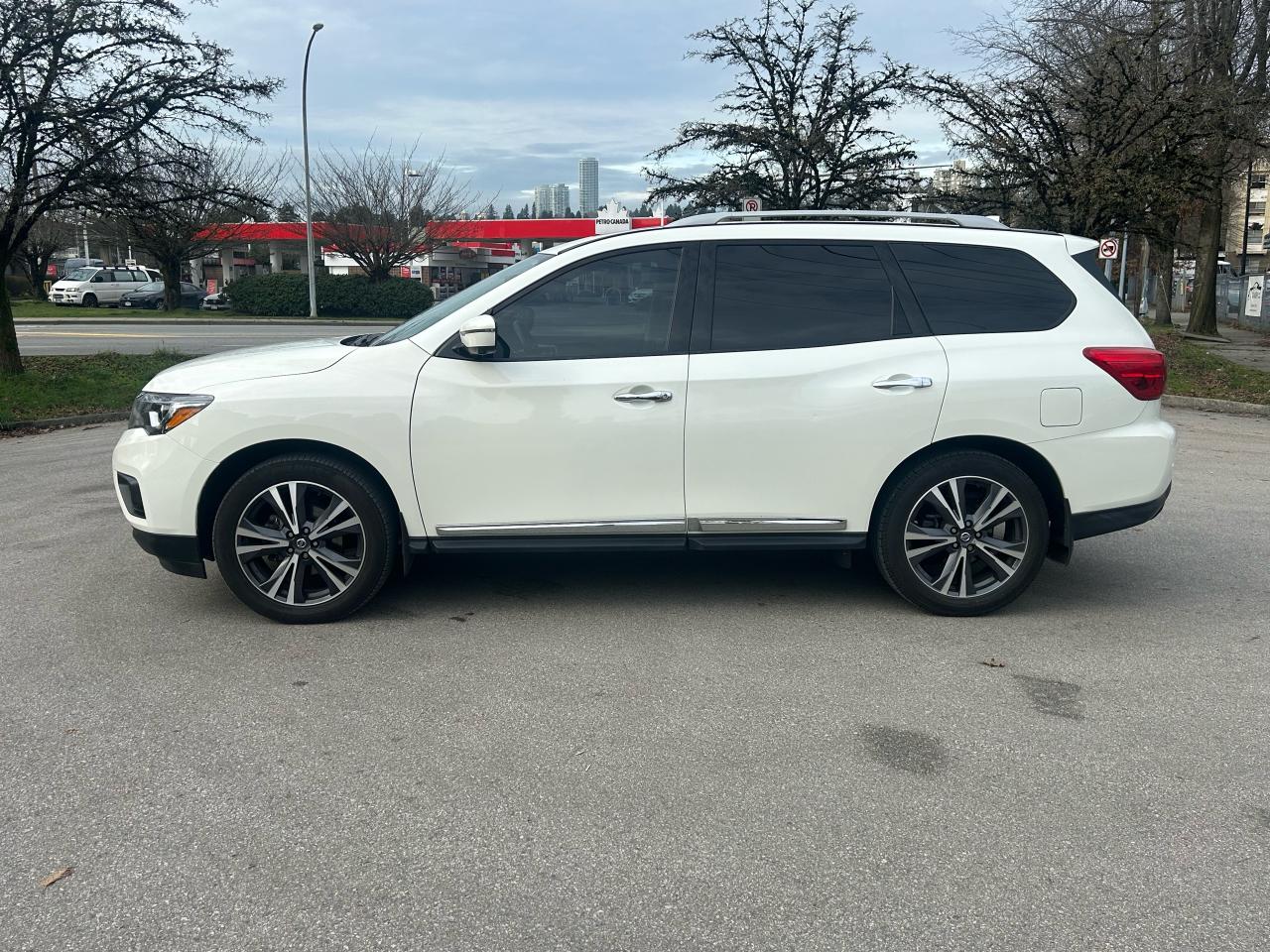 2020 Nissan Pathfinder 4x4 Platinum - Photo #2