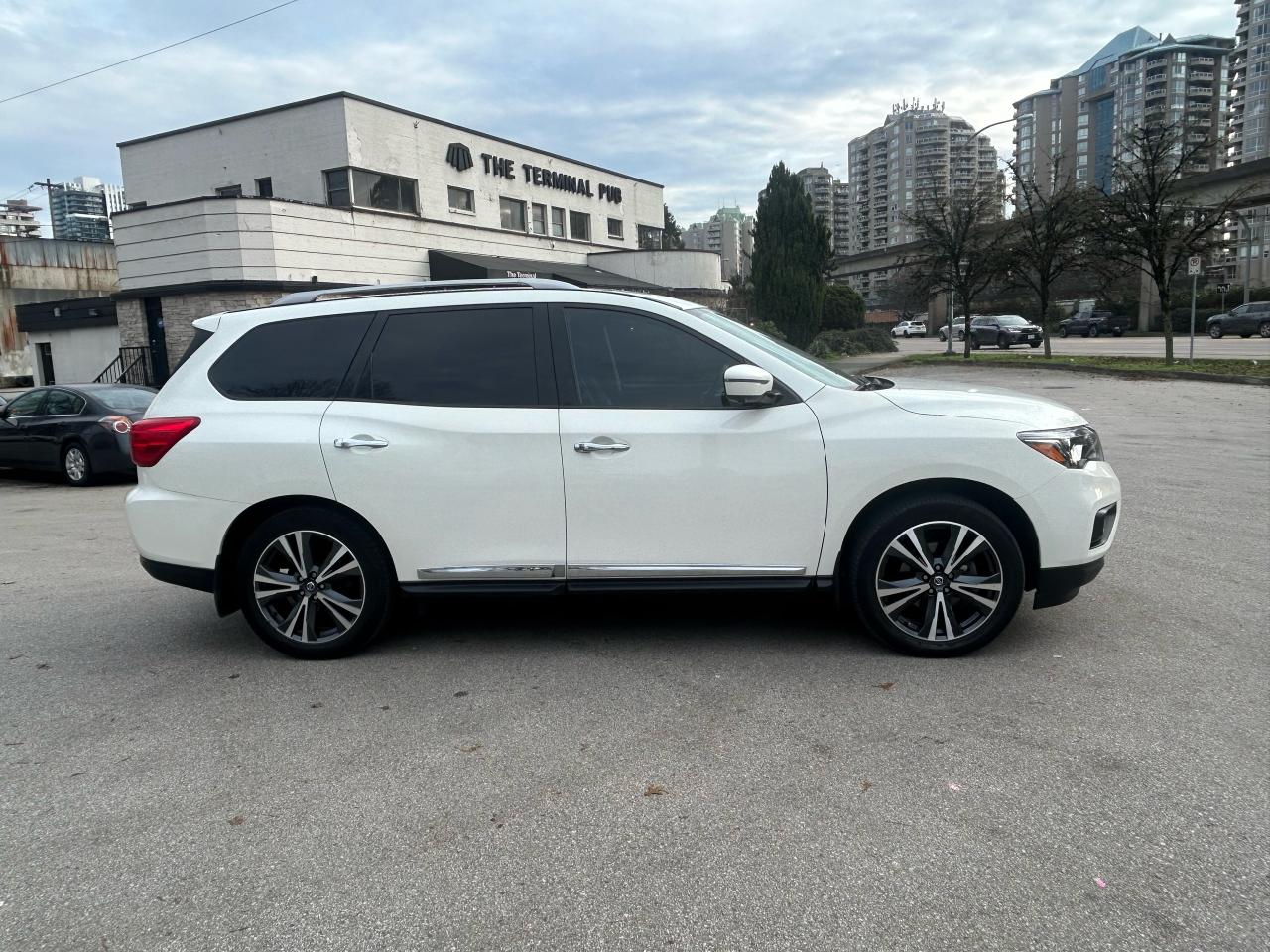 2020 Nissan Pathfinder 4x4 Platinum - Photo #5