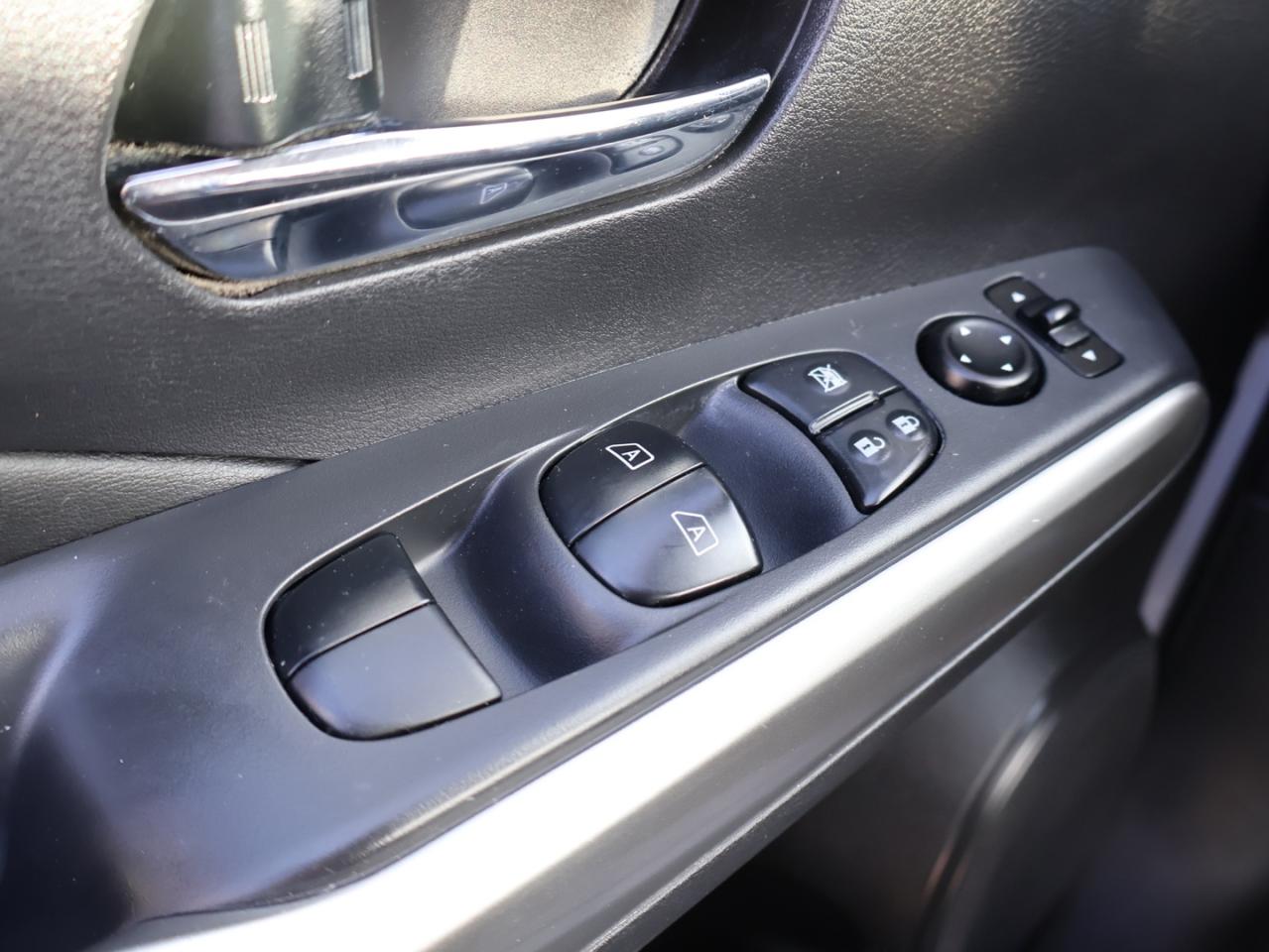 2019 Nissan Kicks SR CERTIFIED *ACCIDENT FREE*NOSSAN MAINTAIN* CAMERA BLUETOOTH LEATHER HEATED SEATS CRUISE ALLOYS Photo