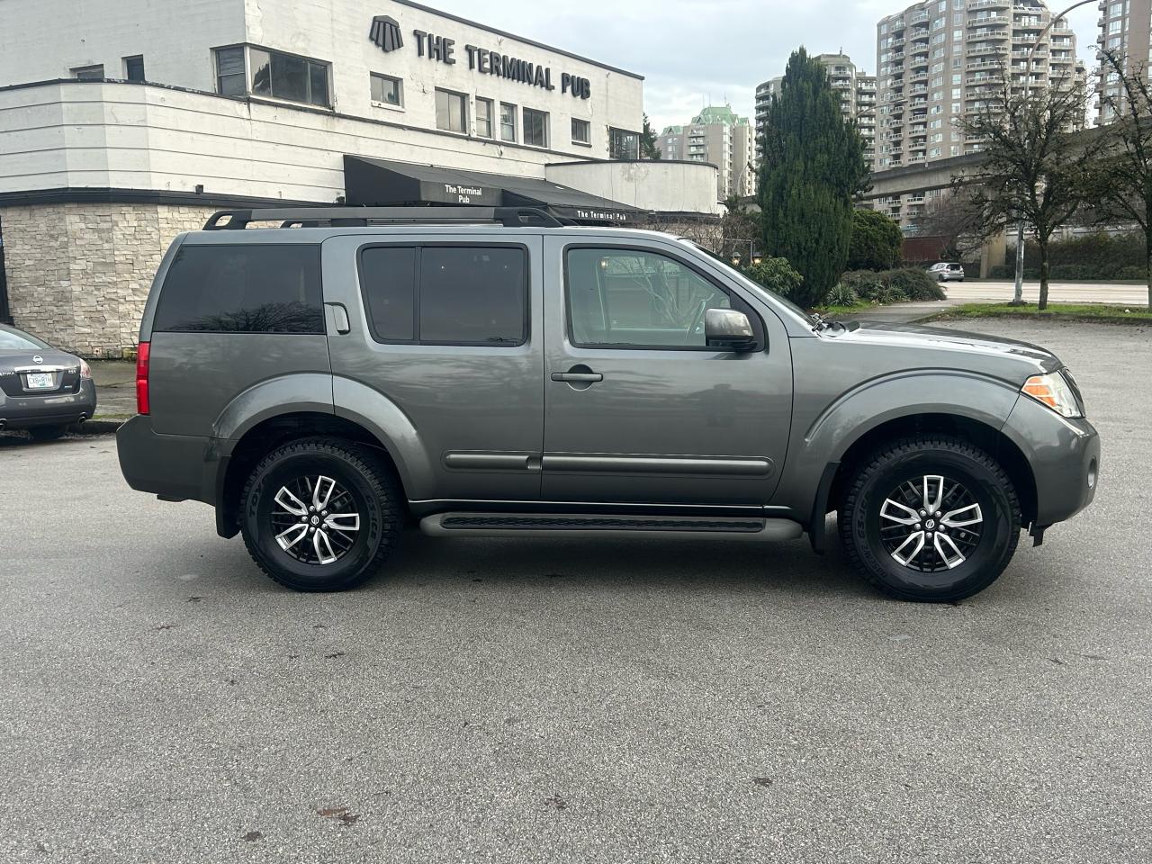 2009 Nissan Pathfinder SE - Photo #4