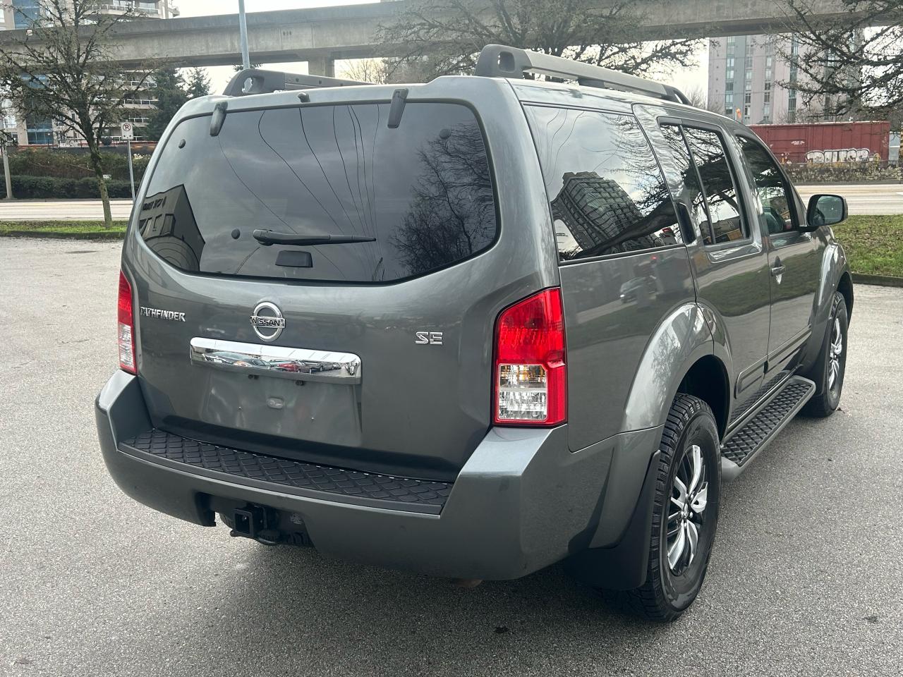 2009 Nissan Pathfinder SE - Photo #5