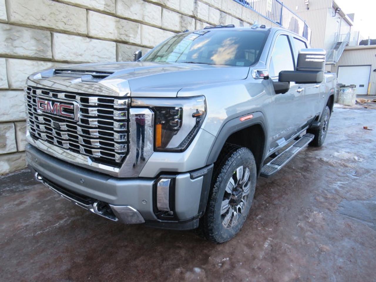 4WD Crew Cab 159 Denali, 10-Speed Automatic, Turbocharged Diesel V8 6.6L/