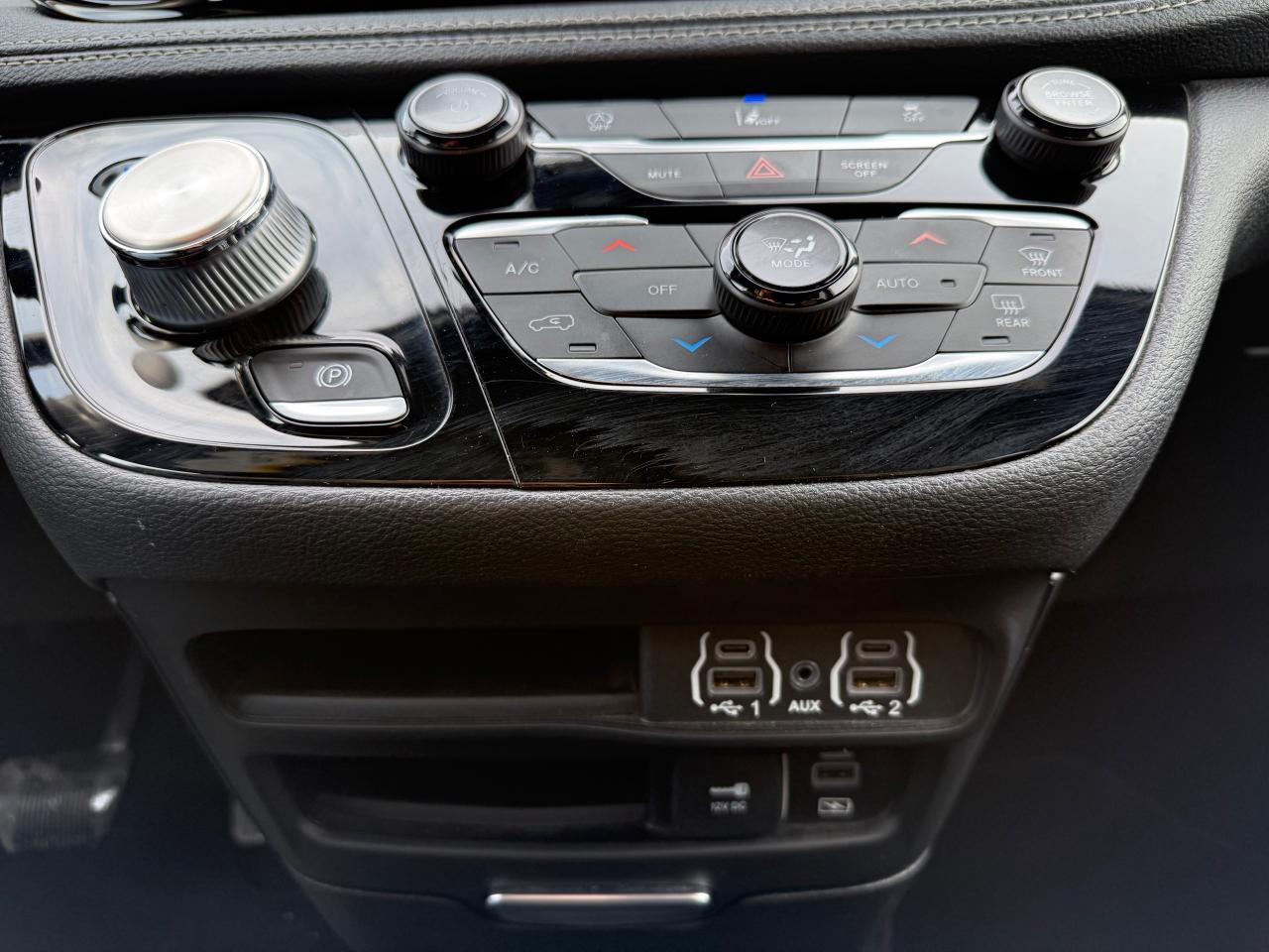 2022 Chrysler Pacifica Touring AWD! AutoStart! Pwr Sliding Doors! Photo