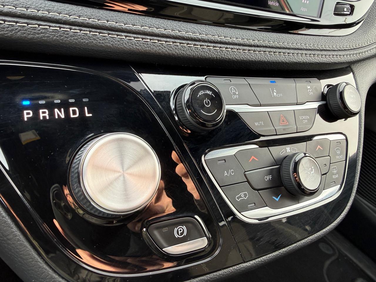 2022 Chrysler Pacifica Touring AWD! AutoStart! Pwr Sliding Doors! Photo