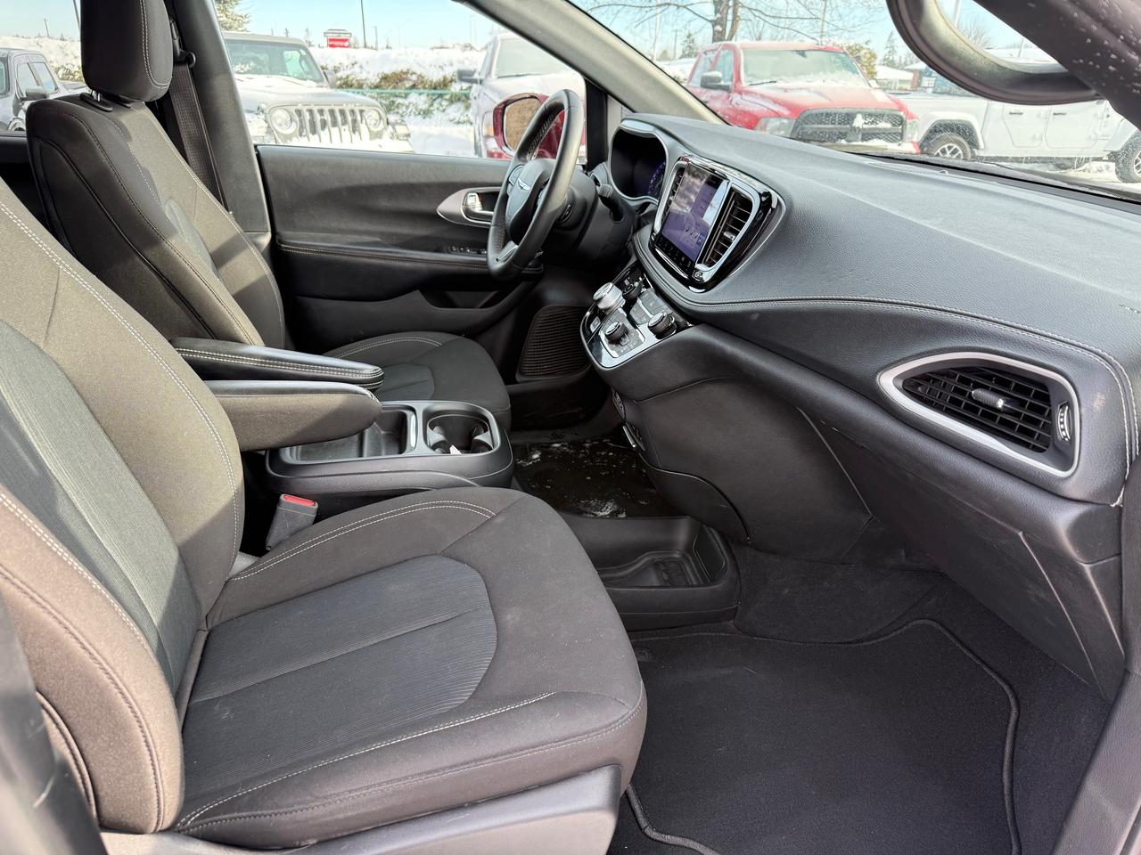 2022 Chrysler Pacifica Touring AWD! AutoStart! Pwr Sliding Doors! Photo