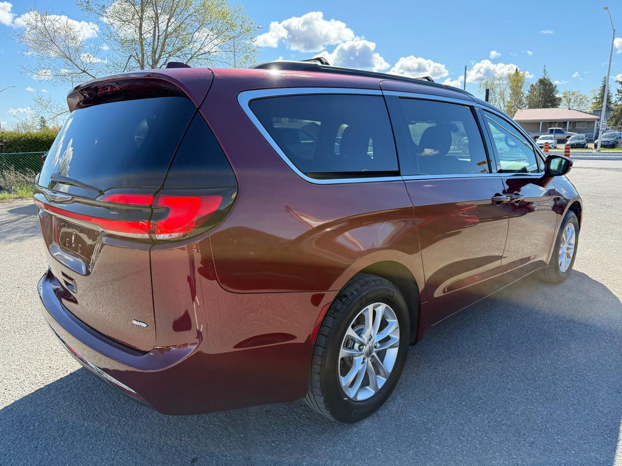 2022 Chrysler Pacifica Touring AWD! AutoStart! Pwr Sliding Doors! Photo4