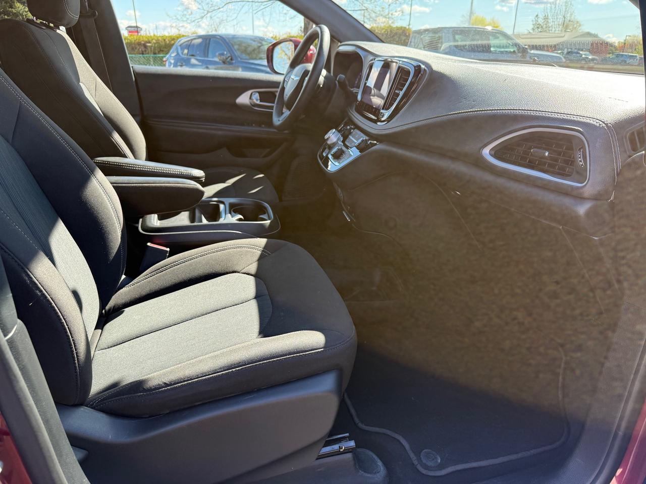 2022 Chrysler Pacifica Touring AWD! AutoStart! Pwr Sliding Doors! Photo