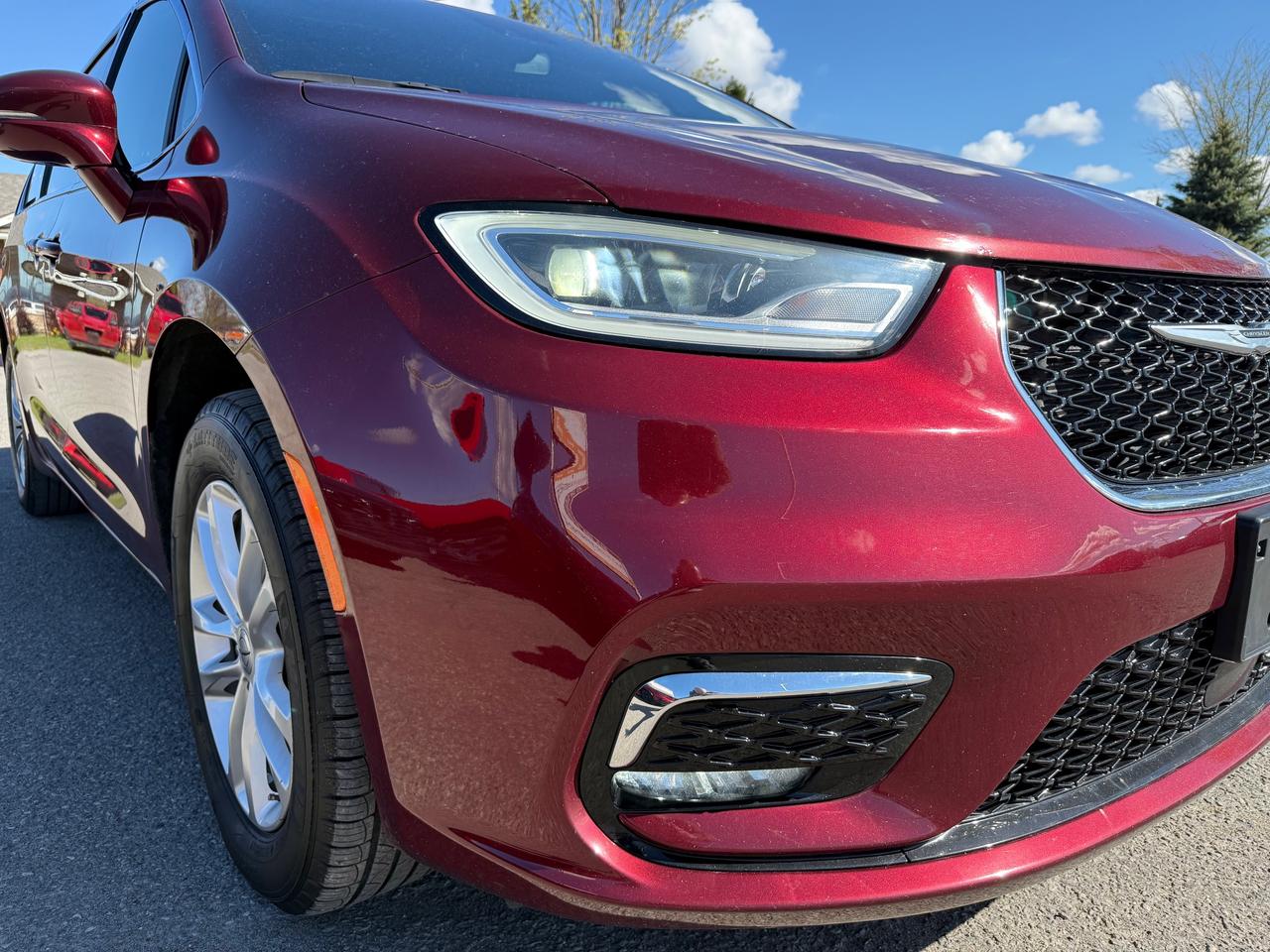 2022 Chrysler Pacifica Touring AWD! AutoStart! Pwr Sliding Doors! Photo