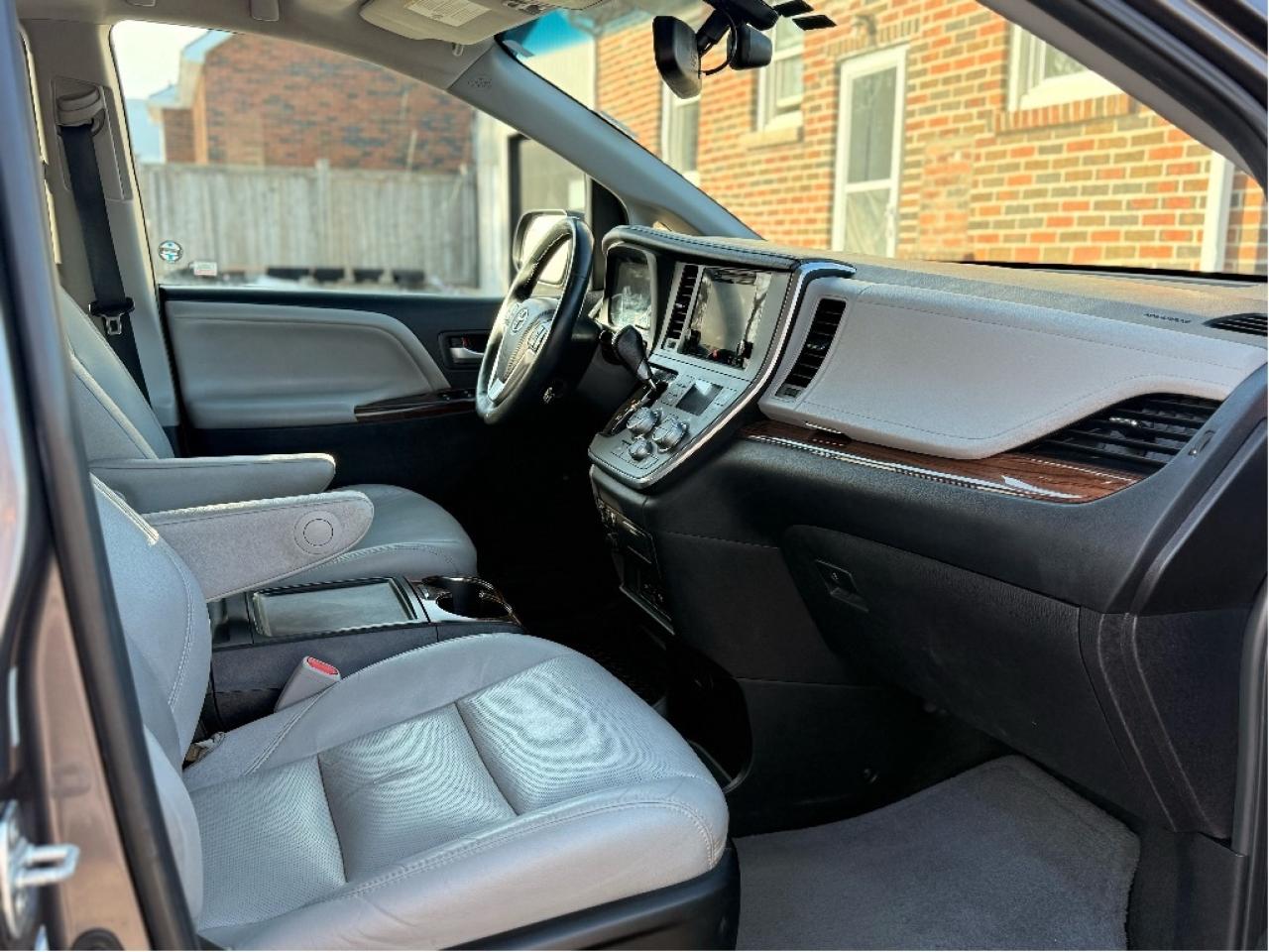 2016 Toyota Sienna XLE, Fully Loaded, Drives Great !! Photo