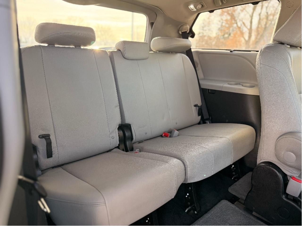 2016 Toyota Sienna XLE, Fully Loaded, Drives Great !! Photo