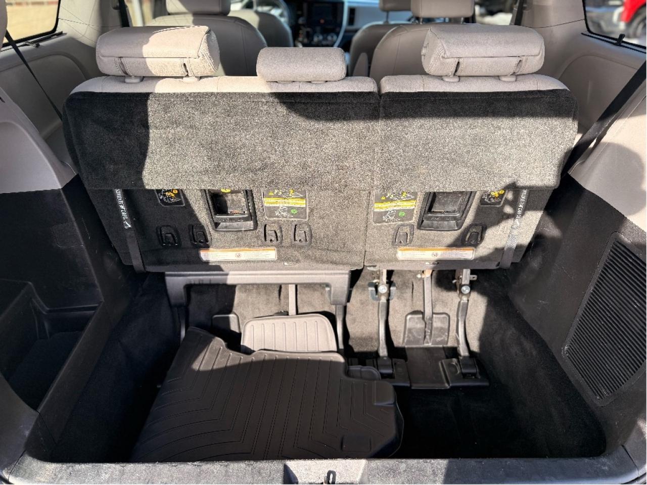 2016 Toyota Sienna XLE, Fully Loaded, Drives Great !! Photo