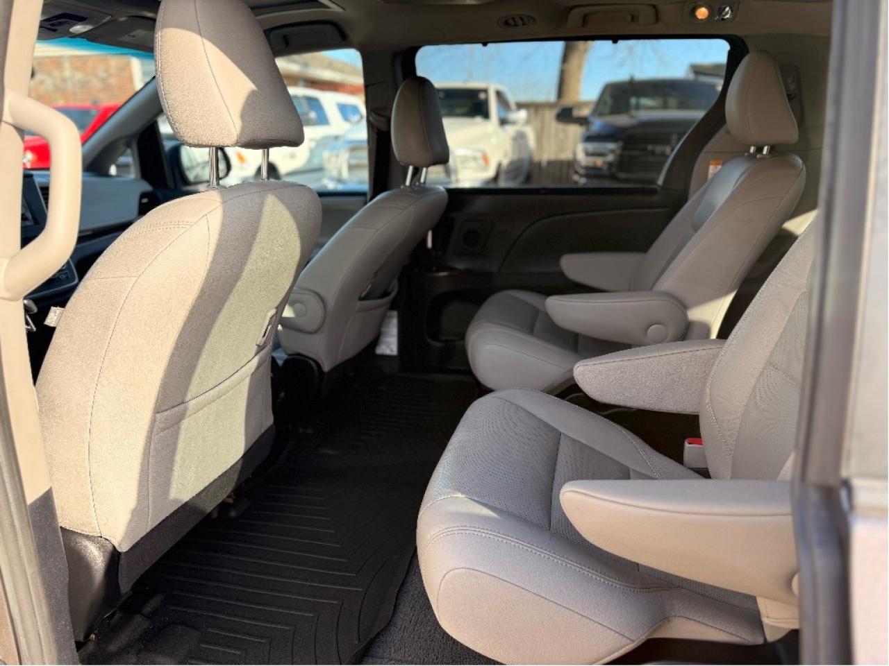 2016 Toyota Sienna XLE, Fully Loaded, Drives Great !! Photo