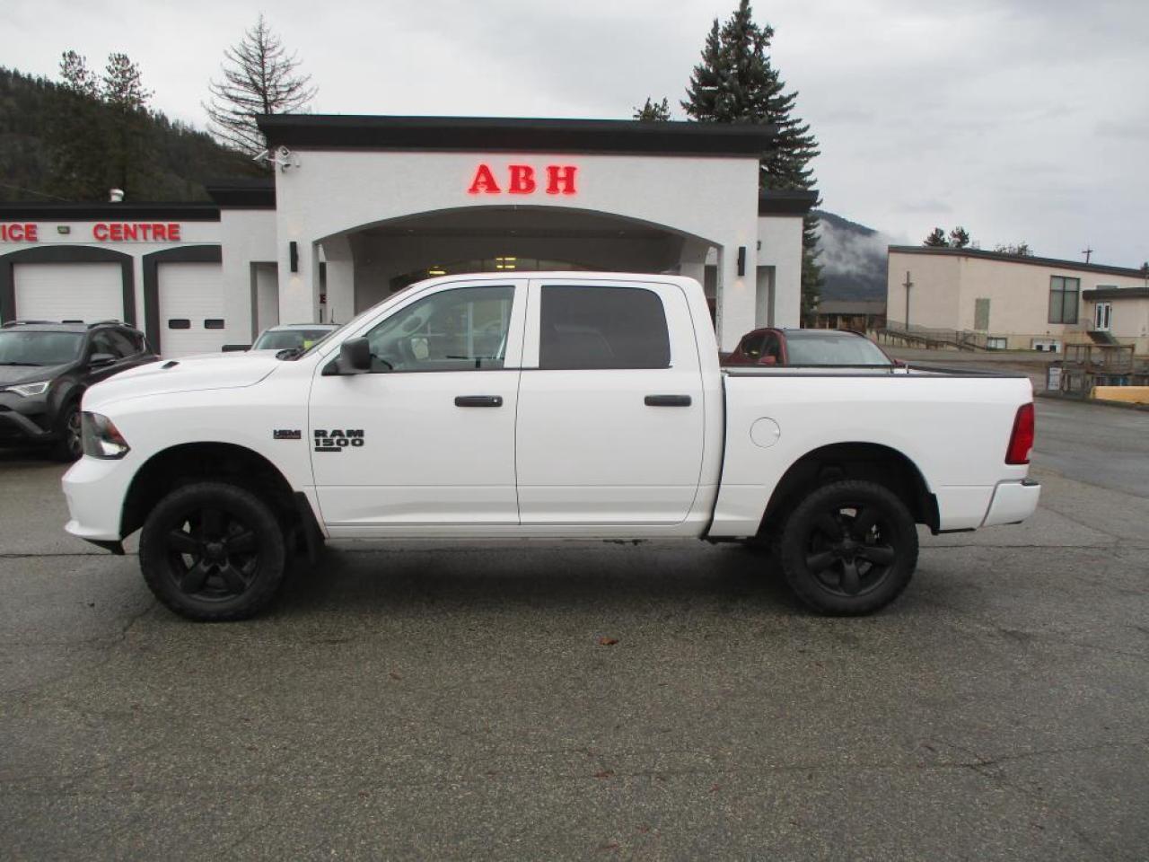 2020 RAM 1500 Classic Express Crew Cab 4x4 - Photo #3