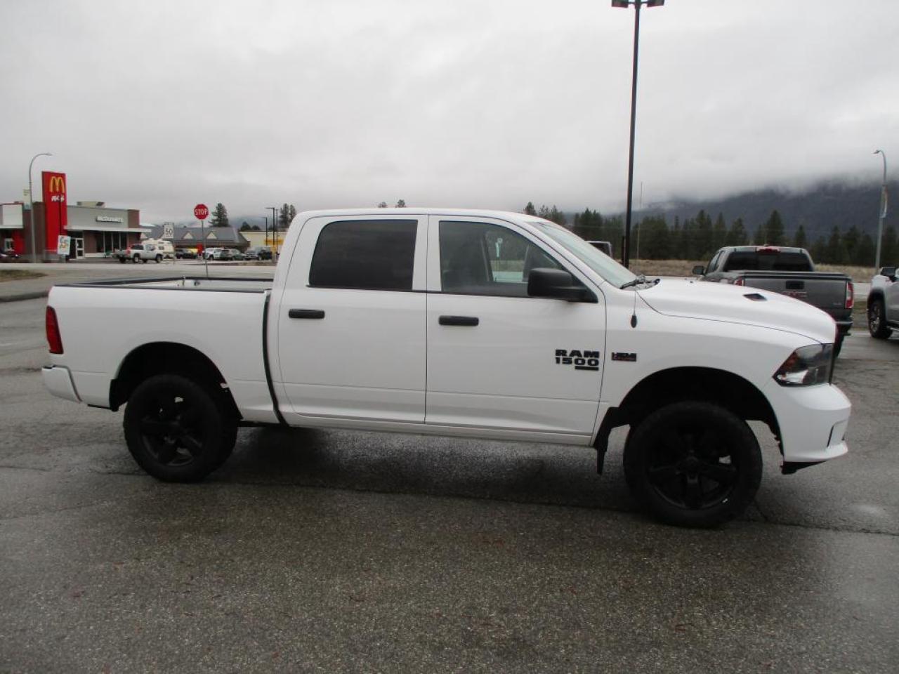 2020 RAM 1500 Classic Express Crew Cab 4x4 Photo3