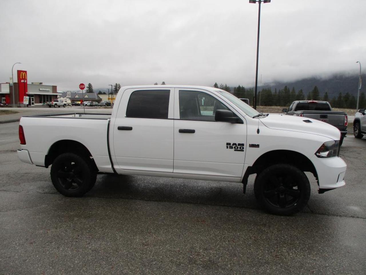 2020 RAM 1500 Classic Express Crew Cab 4x4 - Photo #4