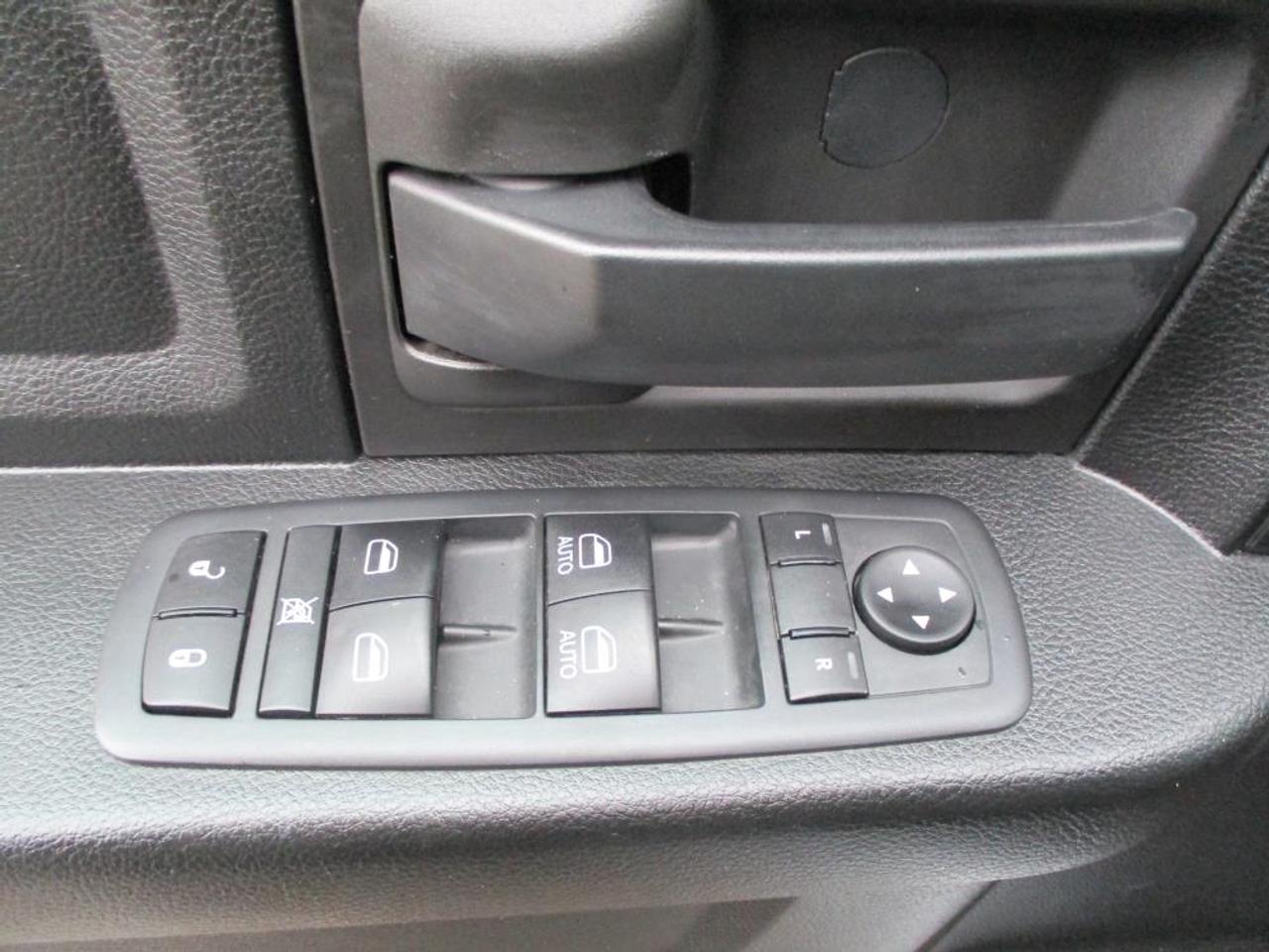 2020 RAM 1500 Classic Express Crew Cab 4x4 - Photo #10
