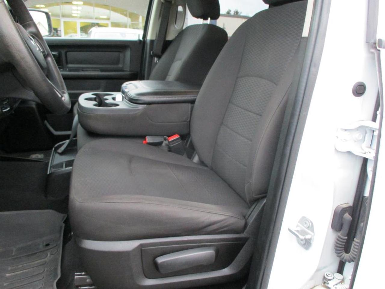 2020 RAM 1500 Classic Express Crew Cab 4x4 - Photo #12