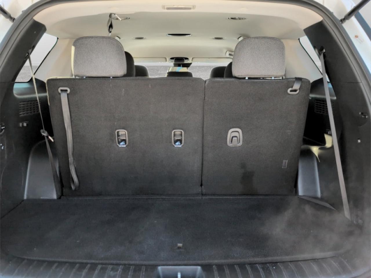 2021 Hyundai PALISADE Essential 8-Passenger  **ONE OWNER** Photo