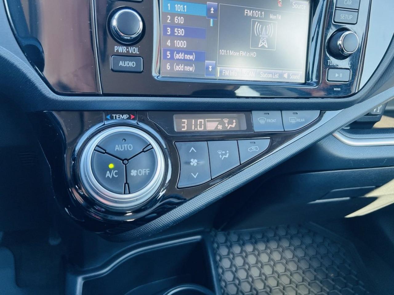 2015 Toyota Prius c Technology Photo