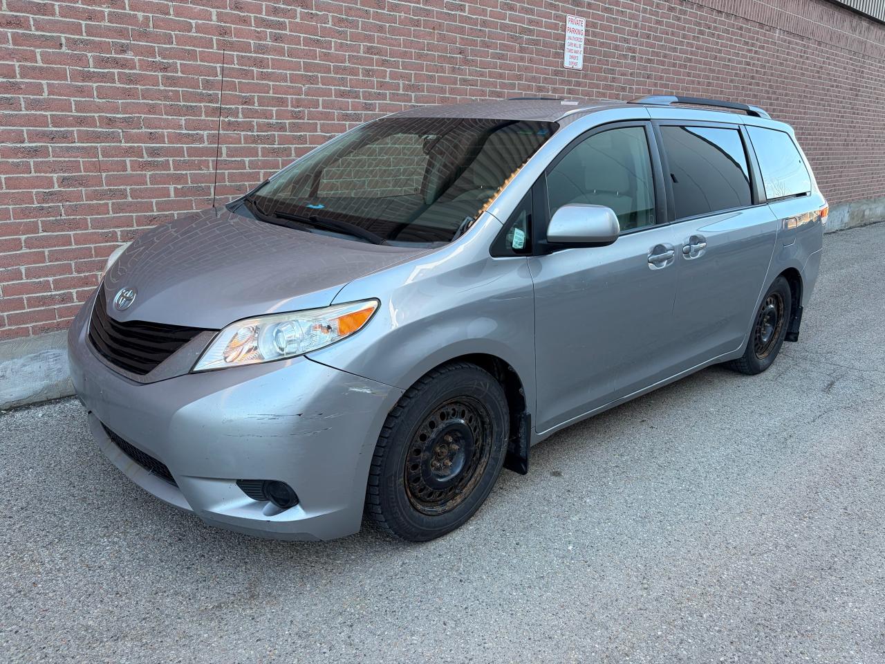 2014 Toyota Sienna LE - Photo #1