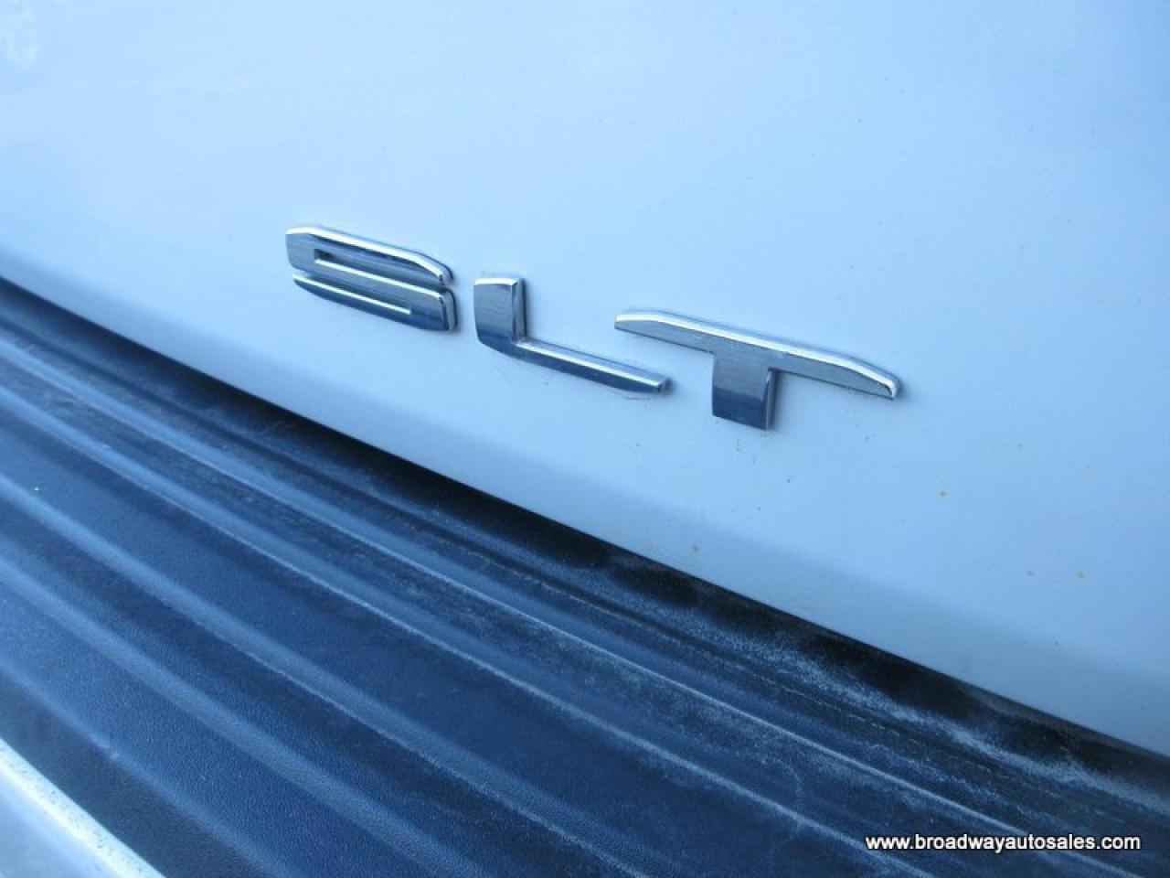 2022 GMC Yukon LOADED SLT-VERSION 7 PASSENGER 5.3L - V8.. 4X4.. CAPTAINS.. 3RD ROW.. PANORAMIC SUNROOF.. LEATHER.. HEATED/AC SEATS.. BACK-UP CAMERA.. BOSE AUDIO.. Photo