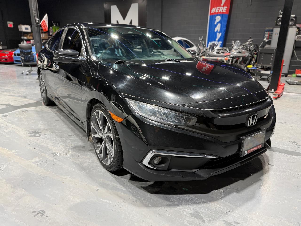 2019 Honda Civic Touring CVT Photo2