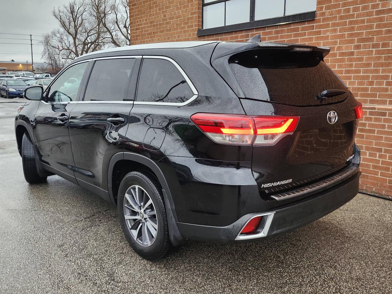 2019 Toyota Highlander 8 Passanger. AWD XLE Photo2