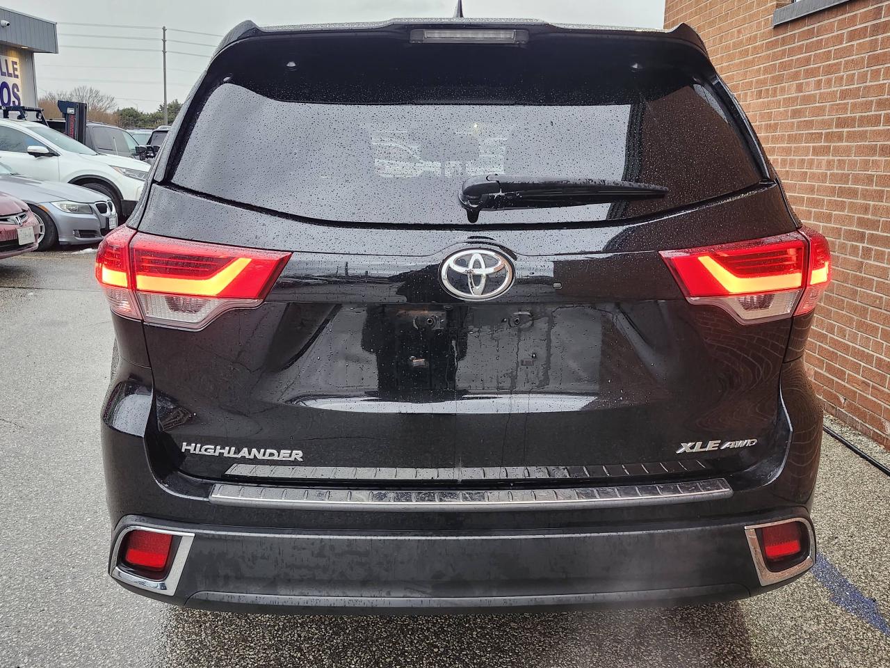 2019 Toyota Highlander 8 Passanger. AWD XLE Photo3
