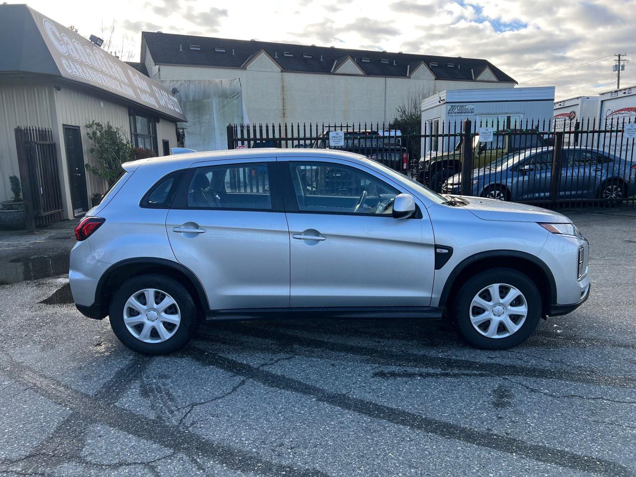 2025 Mitsubishi RVR ES Photo9