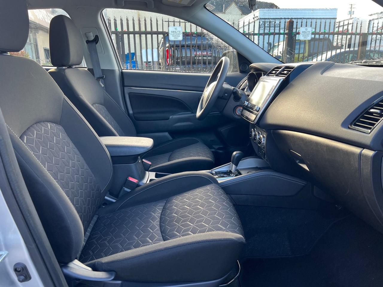 2025 Mitsubishi RVR ES Photo10