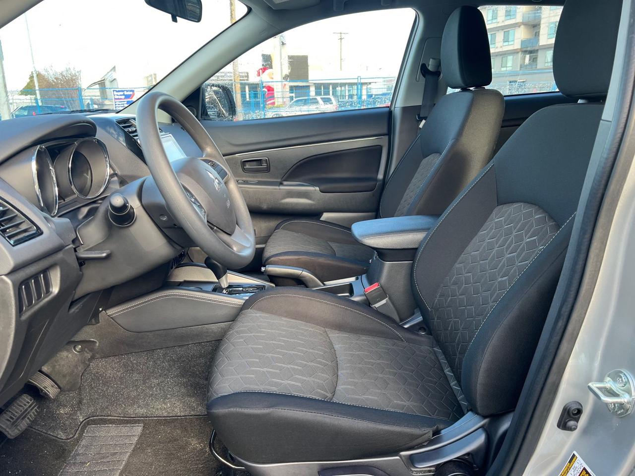 2025 Mitsubishi RVR ES Photo30