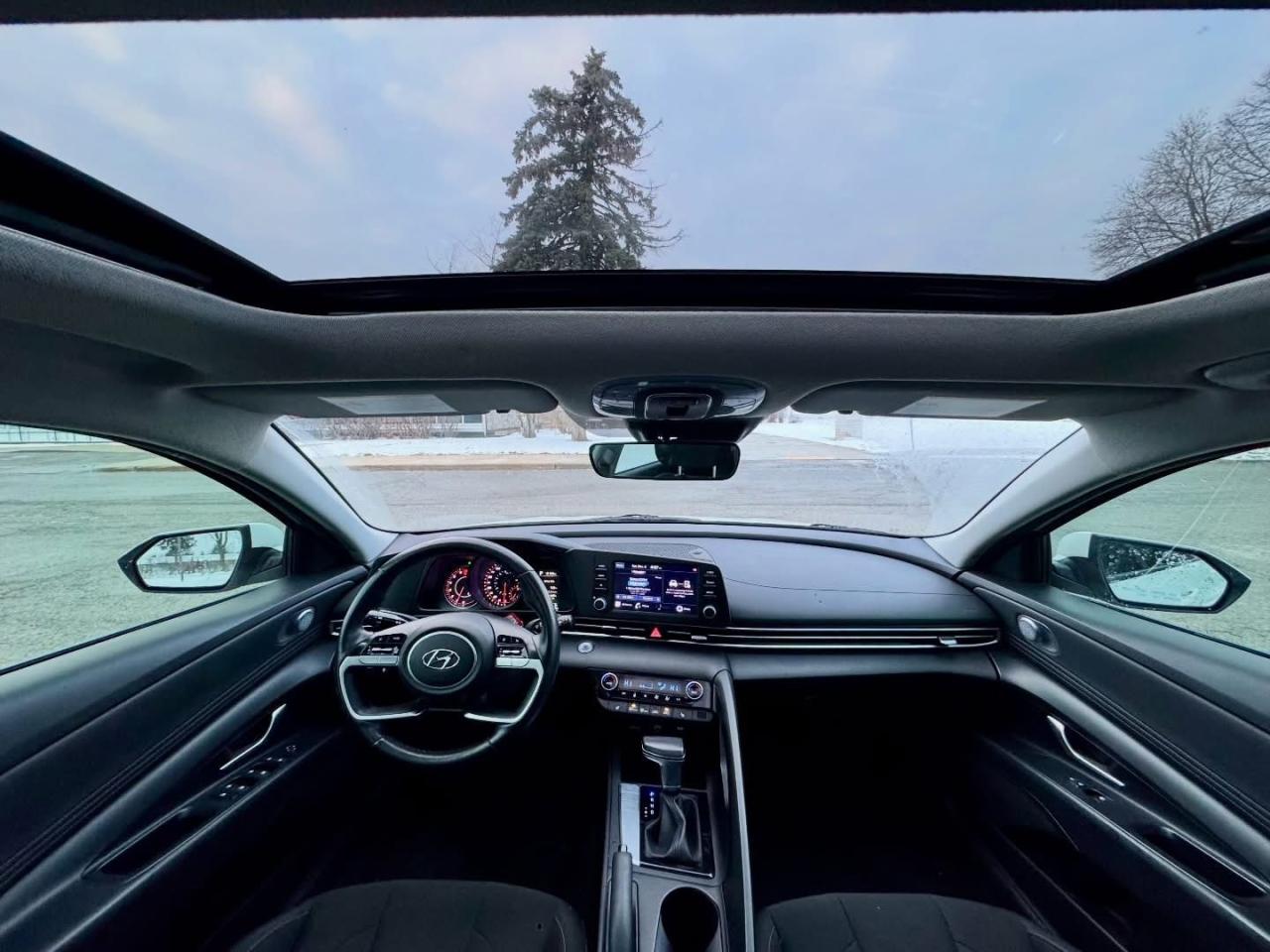 2021 Hyundai Elantra Preferred Sun & Tech pkg Photo