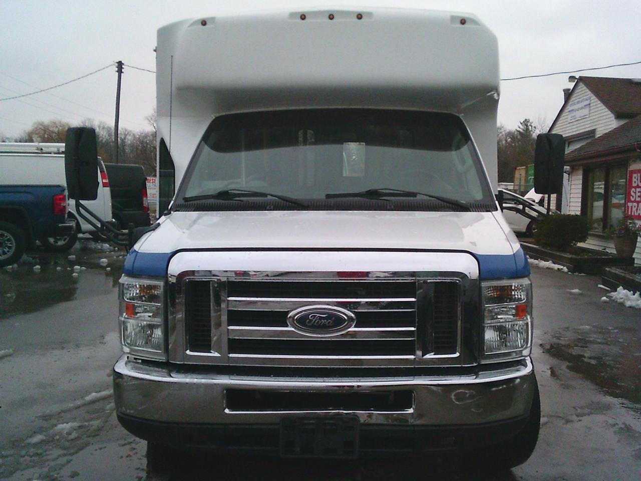 2017 Ford Econoline E-350 Super Duty 158 DRW Photo