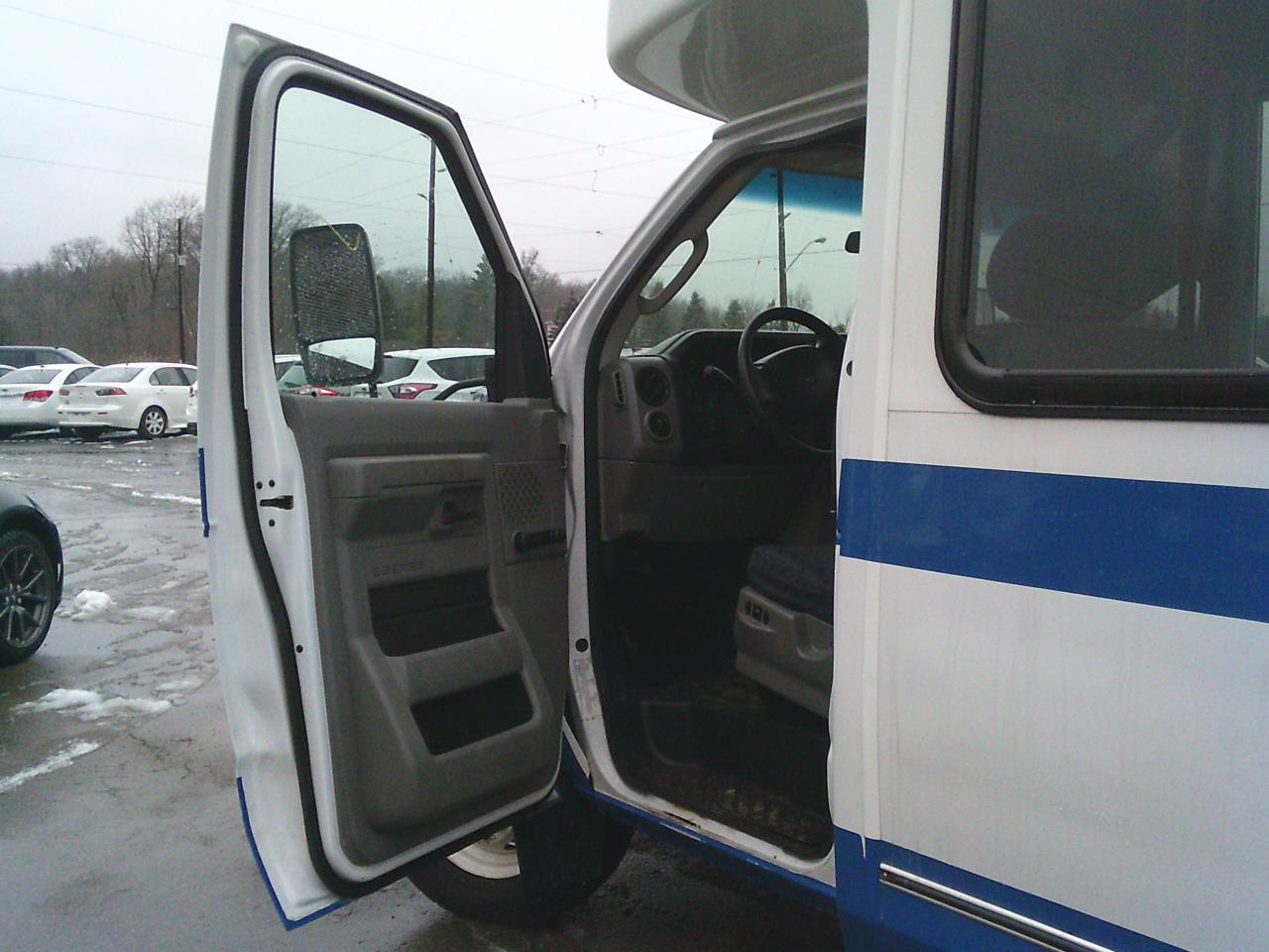 2017 Ford Econoline E-350 Super Duty 158 DRW Photo