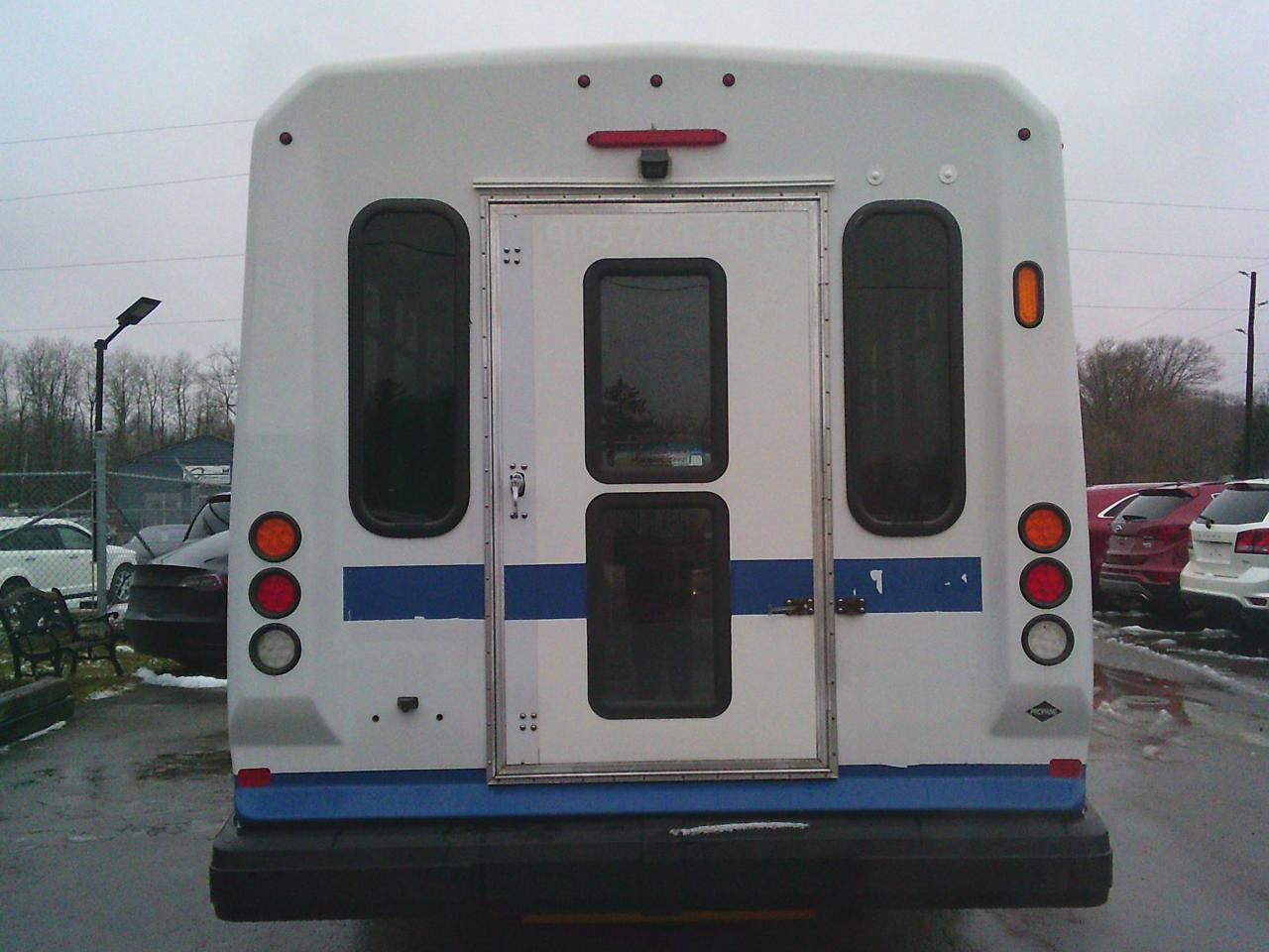 2017 Ford Econoline E-350 Super Duty 158 DRW Photo