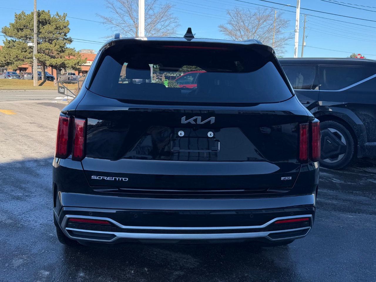 2023 Kia Sorento SX Pkg.   3,500lbs Towing Capacity   Low Km's Photo3