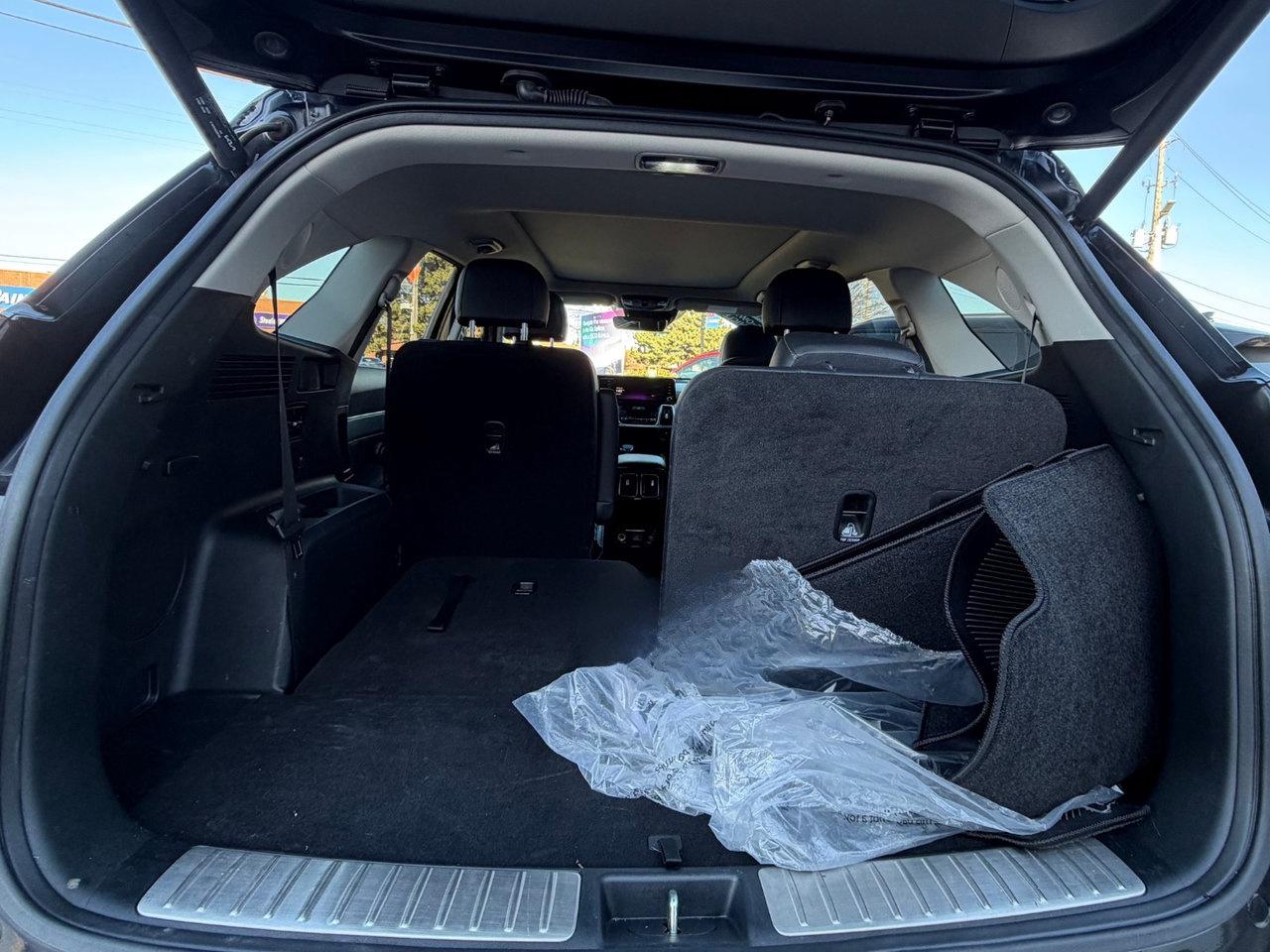 2023 Kia Sorento SX Pkg.   3,500lbs Towing Capacity   Low Km's Photo