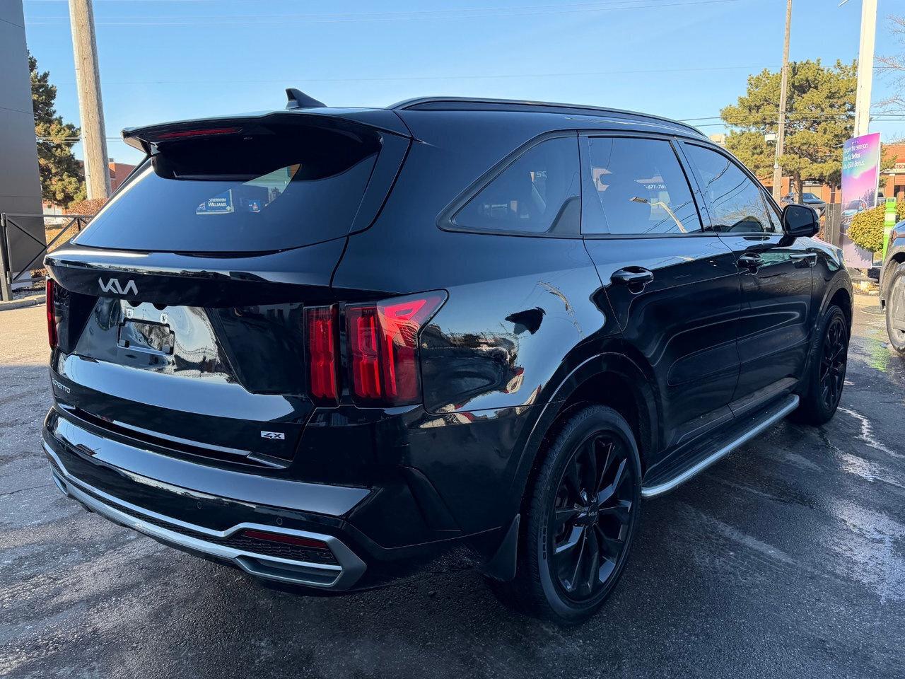 2023 Kia Sorento SX Pkg.   3,500lbs Towing Capacity   Low Km's Photo4