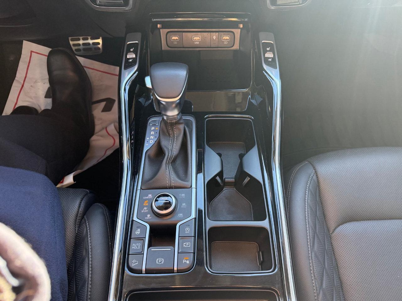 2023 Kia Sorento SX Pkg.   3,500lbs Towing Capacity   Low Km's Photo