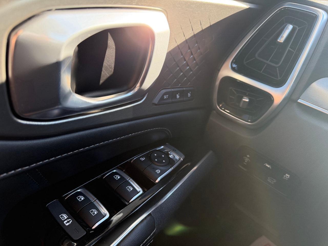 2023 Kia Sorento SX Pkg.   3,500lbs Towing Capacity   Low Km's Photo