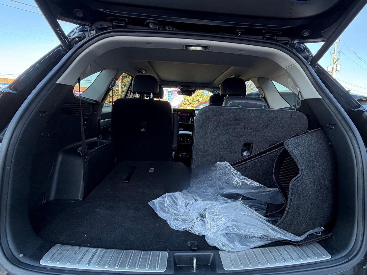 2023 Kia Sorento SX Pkg.   3,500lbs Towing Capacity   Low Km's Photo