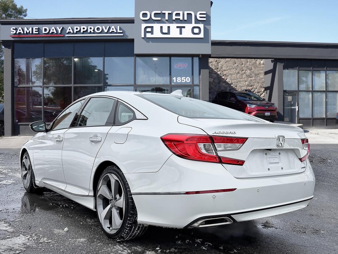 2018 Honda Accord Touring CVT Photo4