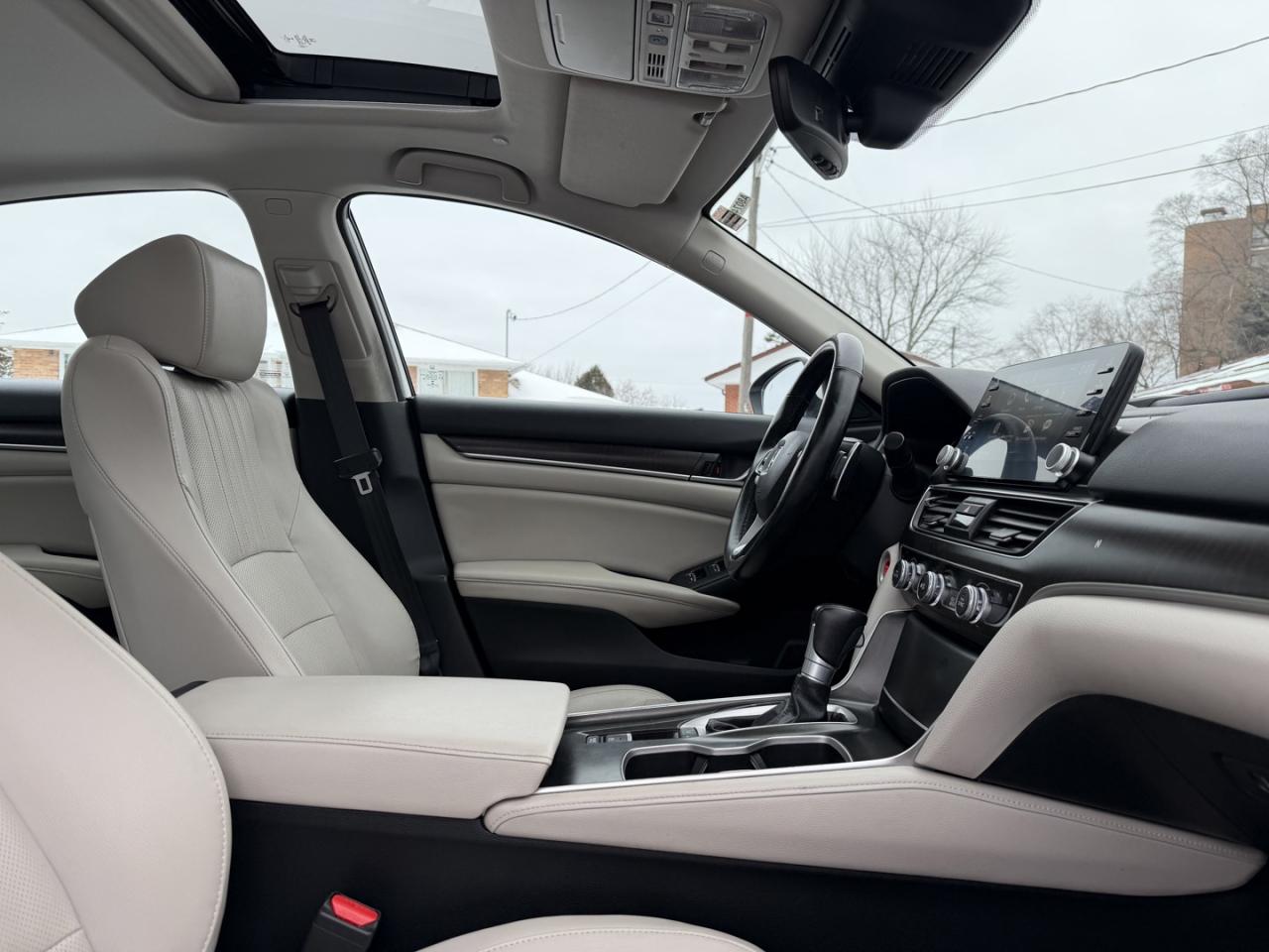 2018 Honda Accord Touring CVT Photo