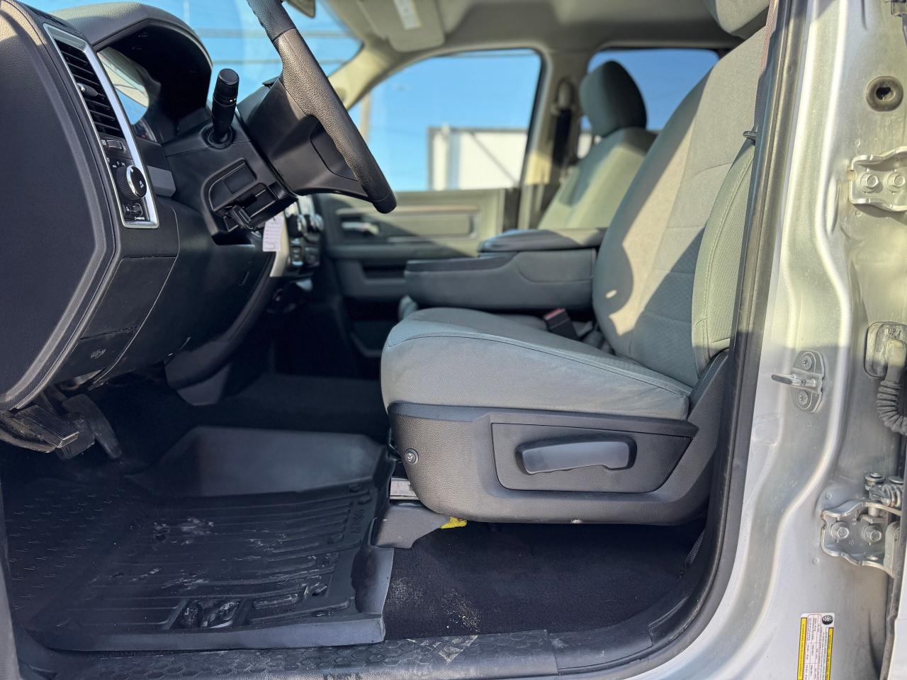 2017 RAM 1500 SLT Quad Cab 4WD V6 Photo