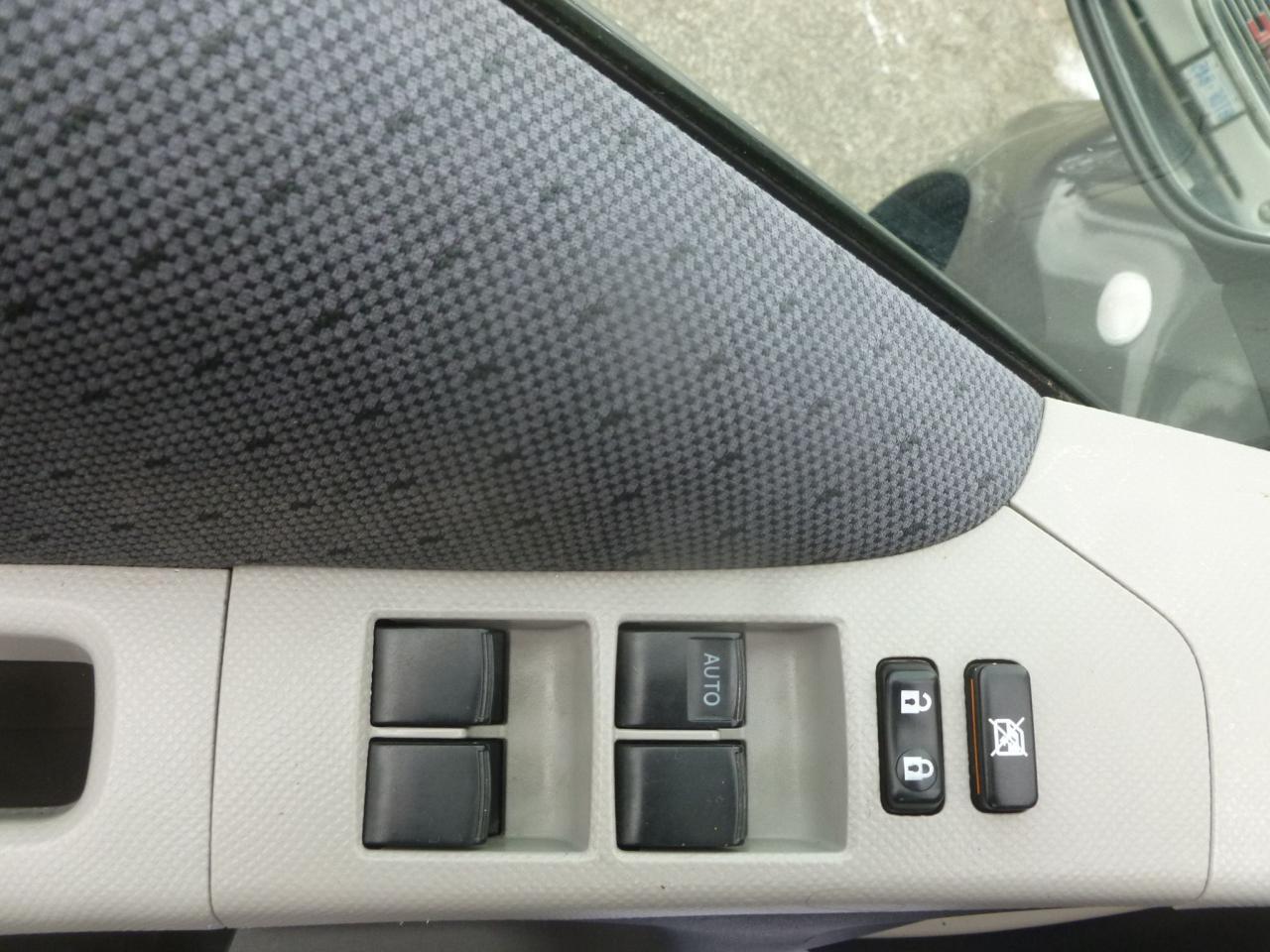 2009 Toyota Yaris LE Photo