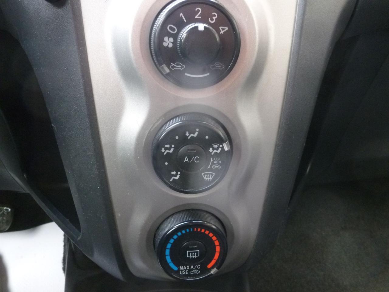 2009 Toyota Yaris LE Photo